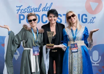 Tre donne con abiti "regali" e premio "Key Award" al Festival del Podcasting.