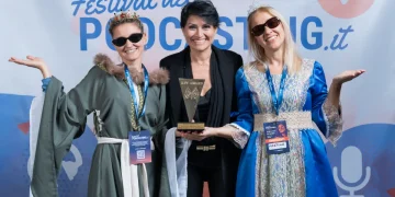 Tre donne con abiti "regali" e premio "Key Award" al Festival del Podcasting.