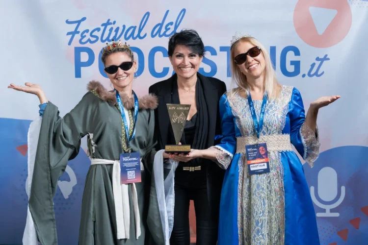 Tre donne con abiti "regali" e premio "Key Award" al Festival del Podcasting.