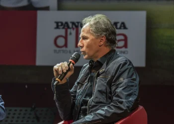 Franco Baresi parla al microfono, seduto a un evento