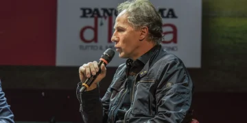 Franco Baresi parla al microfono, seduto a un evento