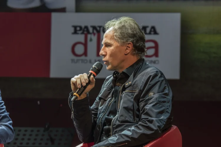 Franco Baresi parla al microfono, seduto a un evento