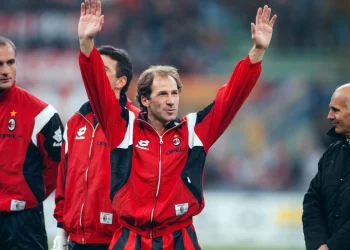 Franco Baresi saluta con le braccia alzate indosso maglia Milan