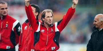 Franco Baresi saluta con le braccia alzate indosso maglia Milan