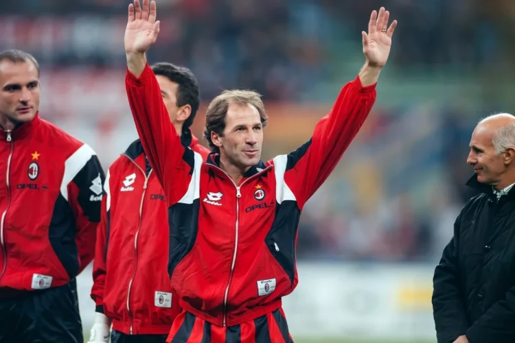 Franco Baresi saluta con le braccia alzate indosso maglia Milan