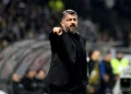 Gennaro Gattuso, allenatore, indica con il dito in campo di sera.