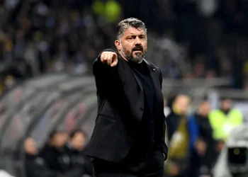 Gennaro Gattuso, allenatore, indica con il dito in campo di sera.