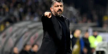 Gennaro Gattuso, allenatore, indica con il dito in campo di sera.