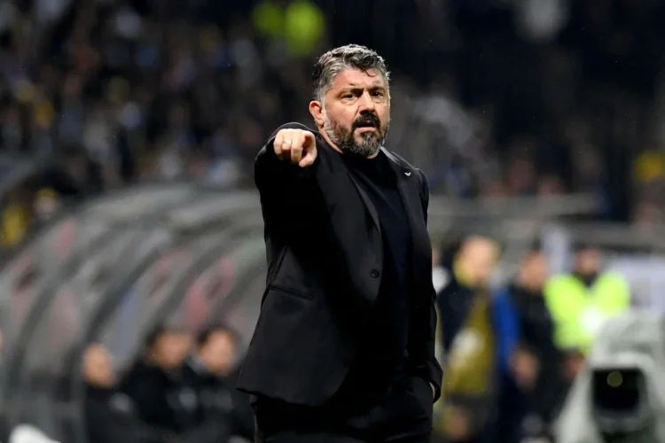 Gennaro Gattuso, allenatore, indica con il dito in campo di sera.