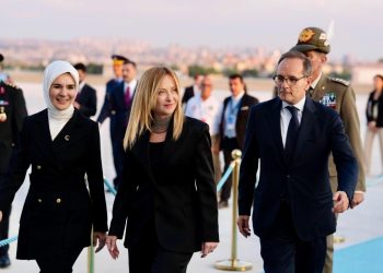 Meloni e Trump allo stesso tavolo al vertice Nato: “Rapporti cordiali”