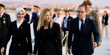 Meloni e Trump allo stesso tavolo al vertice Nato: “Rapporti cordiali”