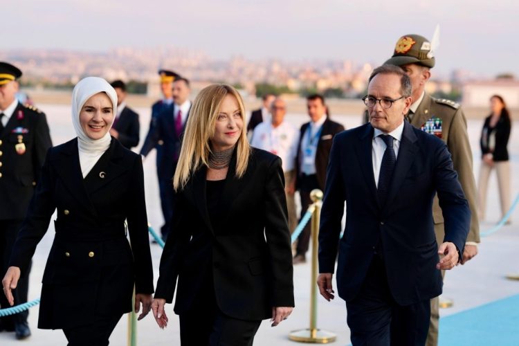 Meloni e Trump allo stesso tavolo al vertice Nato: “Rapporti cordiali”