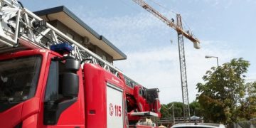 Rimini, operaio sale su una gru e minaccia di buttarsi: Non ci pagano lo stipendio