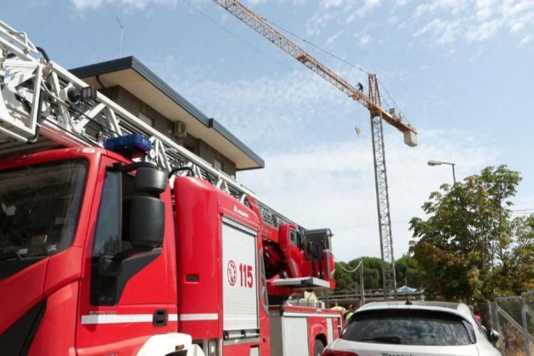 Rimini, operaio sale su una gru e minaccia di buttarsi: Non ci pagano lo stipendio