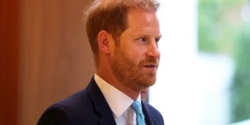 Principe Harry con barba rossa e vestito blu scuro