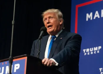 Donald Trump parla al podio durante un evento politico