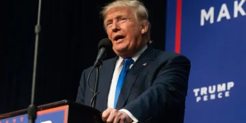 Donald Trump parla al podio durante un evento politico