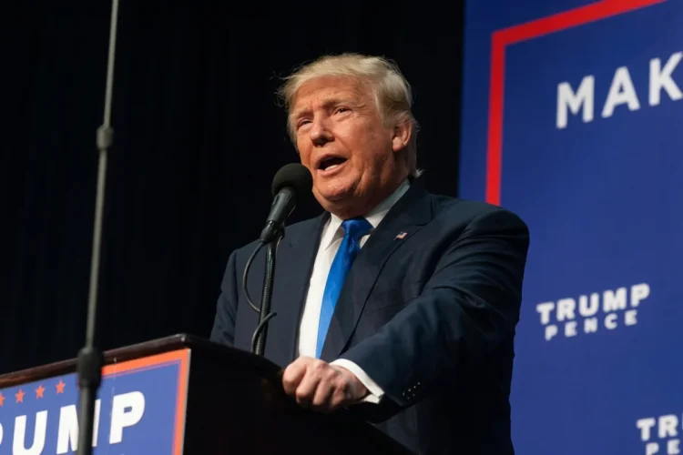 Donald Trump parla al podio durante un evento politico