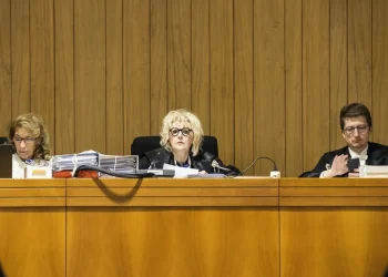 Giudici con toghe e faldoni in un'aula di tribunale italiana