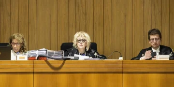 Giudici con toghe e faldoni in un'aula di tribunale italiana