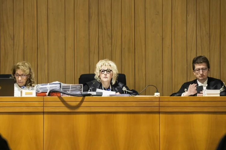 Giudici con toghe e faldoni in un'aula di tribunale italiana