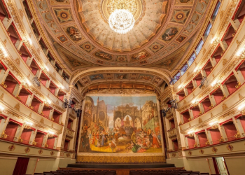 Maestoso teatro storico italiano con palchi dorati e affresco sul fondale. I teatri condominiali italiani entrano nel Patrimonio Unesco: salgono a 62 i siti nel nostro Paese