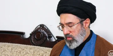 Mojtaba Khamenei con turbante nero, occhiali e barba grigia folta.
