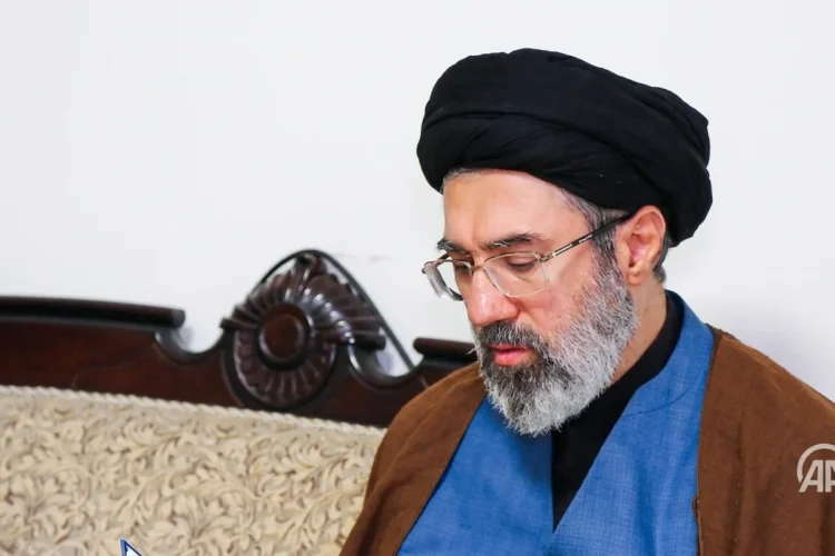 Mojtaba Khamenei con turbante nero, occhiali e barba grigia folta.