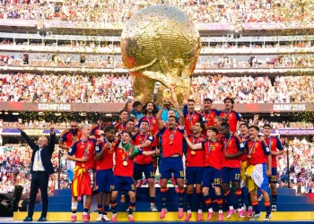 La Spagna vince i Mondiali 2026 - nella foto, la squadra con la coppa