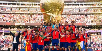 La Spagna vince i Mondiali 2026 - nella foto, la squadra con la coppa