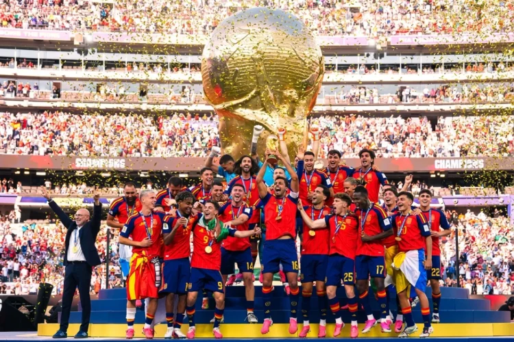 La Spagna vince i Mondiali 2026 - nella foto, la squadra con la coppa
