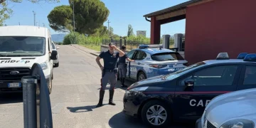 Scontri tra manifestanti e forze dell’ordine davanti ai magazzini Acca