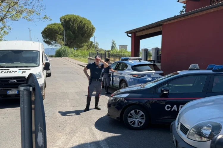 Scontri tra manifestanti e forze dell’ordine davanti ai magazzini Acca
