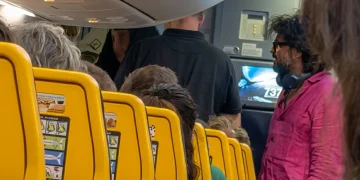 Renga allontanato da volo Ryanair: lite per un bagaglio e odore di alcol, il video