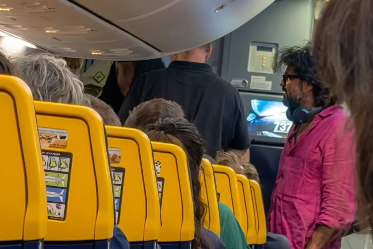 Renga allontanato da volo Ryanair: lite per un bagaglio e odore di alcol, il video