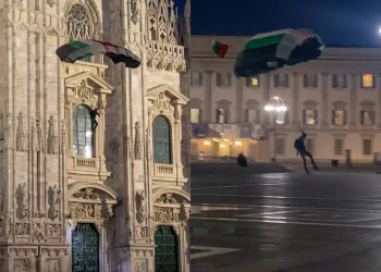 Paracadutista in Piazza Duomo, Milano, di notte