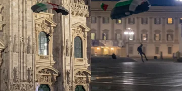 Paracadutista in Piazza Duomo, Milano, di notte