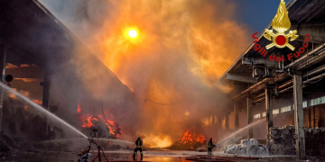 Vigili del Fuoco spengono incendio con fiamme intense, fumo denso. Incendio in ricicleria di rifiuti a Novate Milanese: fiamme alte cinque metri, ferito il custode