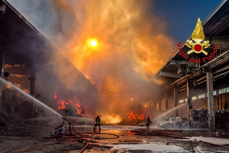 Vigili del Fuoco spengono incendio con fiamme intense, fumo denso. Incendio in ricicleria di rifiuti a Novate Milanese: fiamme alte cinque metri, ferito il custode