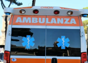 Retro ambulanza bianca arancione, lampeggianti e stella della vita.