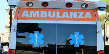 Retro ambulanza bianca arancione, lampeggianti e stella della vita.