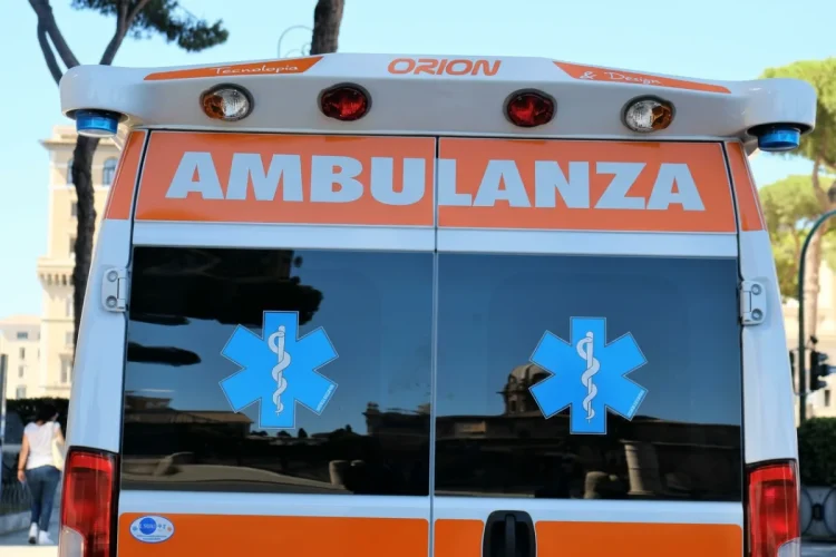 Retro ambulanza bianca arancione, lampeggianti e stella della vita.