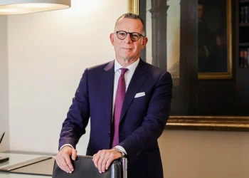 Gabriele Fava, Direttore Generale INPS, in posa sorridente, mani sulla sedia.