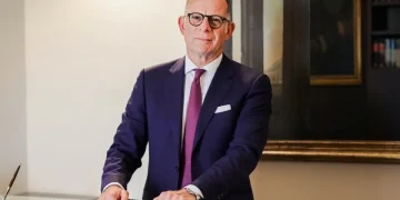 Gabriele Fava, Direttore Generale INPS, in posa sorridente, mani sulla sedia.