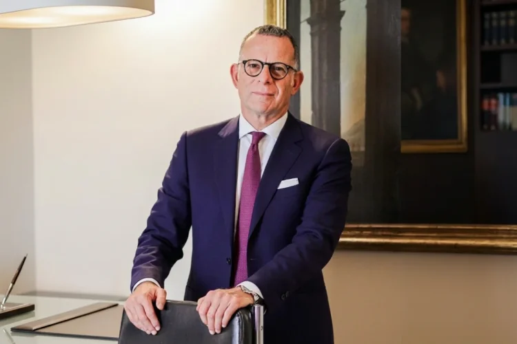 Gabriele Fava, Direttore Generale INPS, in posa sorridente, mani sulla sedia.