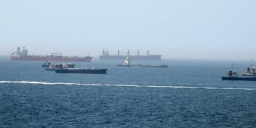 Diverse navi petroliere e mercantili transitano nello Stretto di Hormuz.