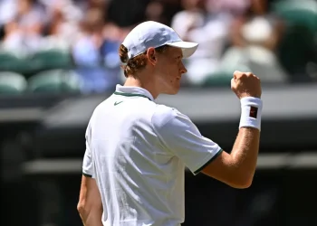 Jannik Sinner festeggia con pugno alzato a Wimbledon