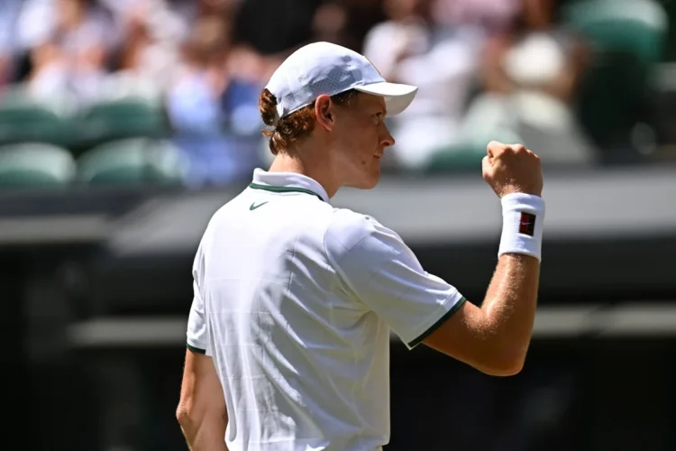 Jannik Sinner festeggia con pugno alzato a Wimbledon