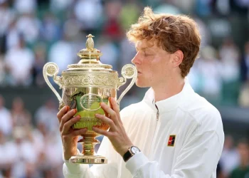Jannik Sinner bacia il prestigioso trofeo d'oro di Wimbledon