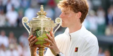 Jannik Sinner bacia il prestigioso trofeo d'oro di Wimbledon